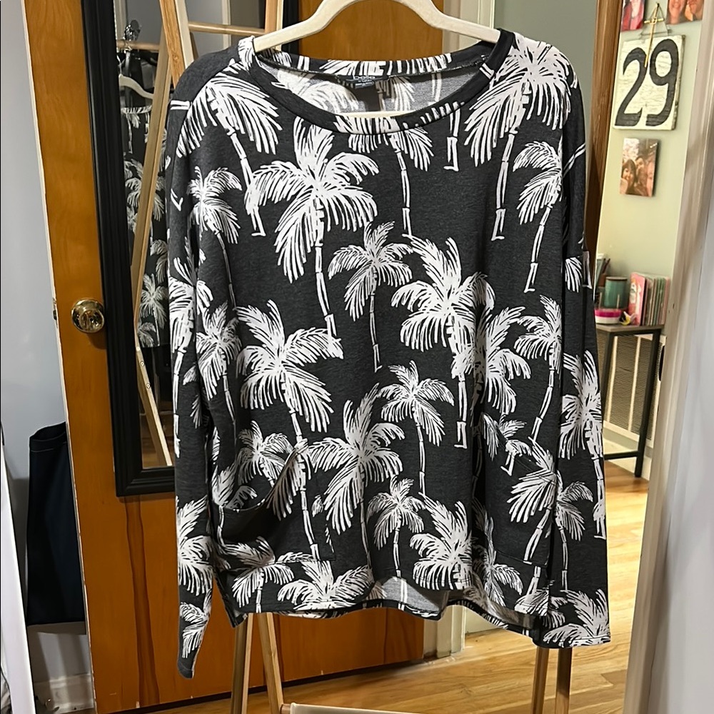 ✳️belle by Belldini Women's Palm Tree Crew Neck Top✳️